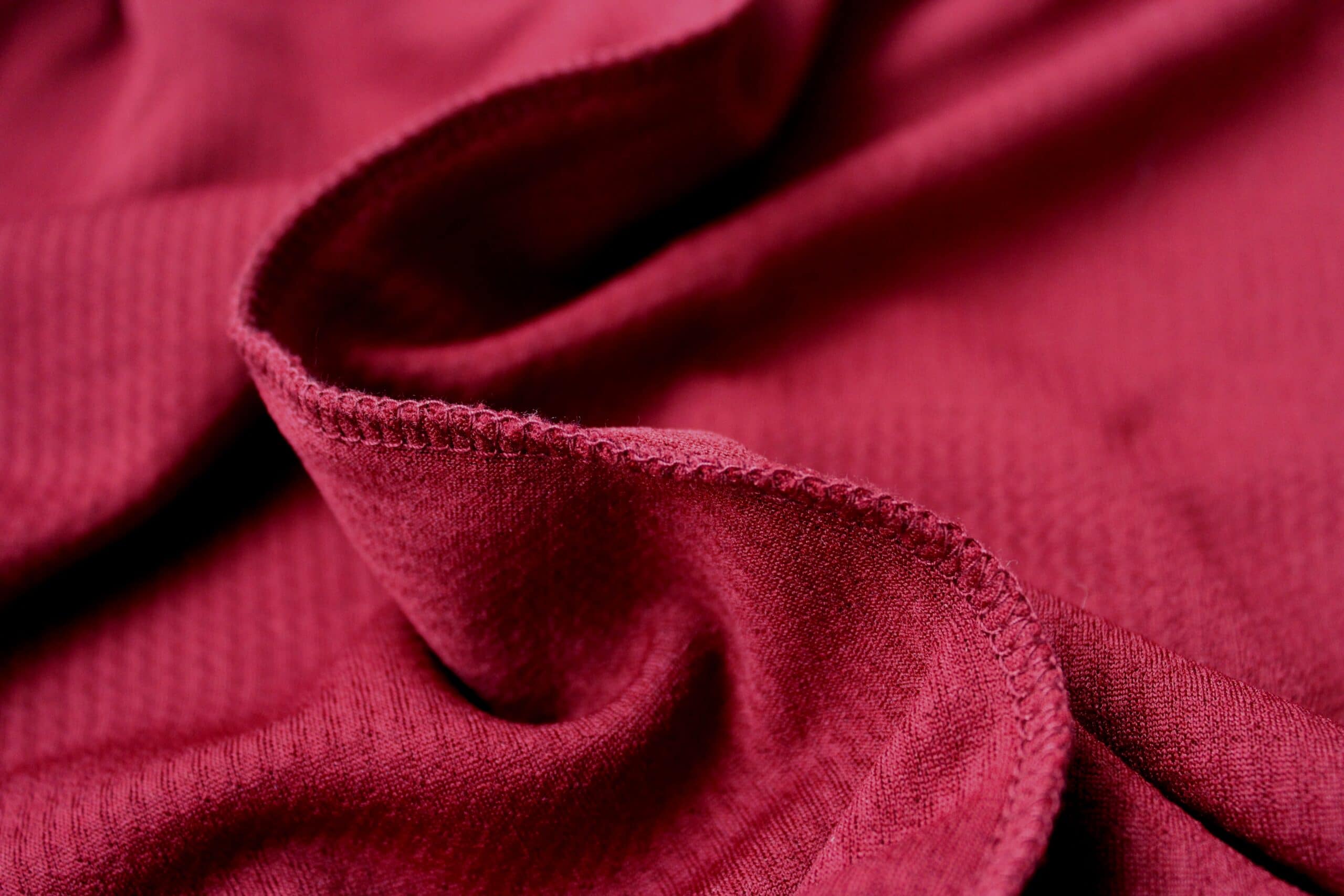 Stuhlhusse Mia – flexibler Schonbezug aus Mikrofaser für Stühle mit Lehne, Freischwinger und Bürostühle, waschbar, in vielen Farben und Sets